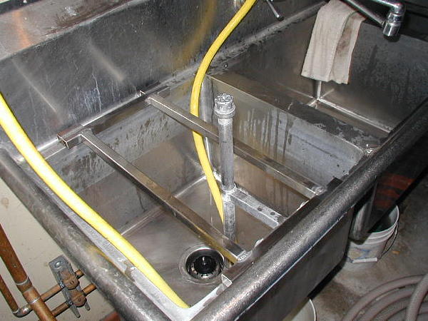 Keg rinsing station